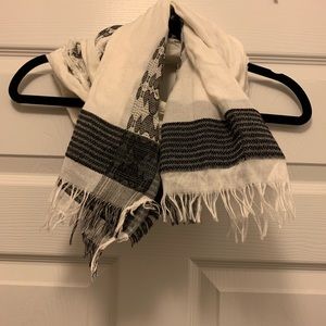 🔥3/$10 Like New Long Black and White Scarf